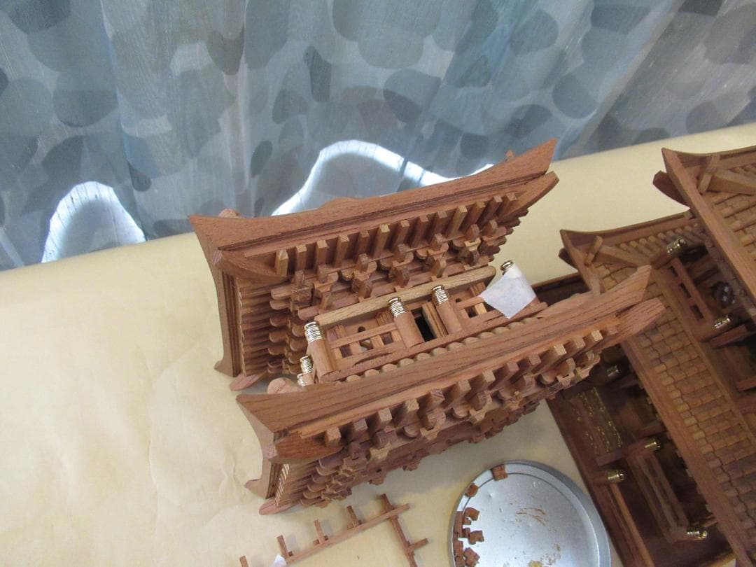 【修理品】五重塔模型　　大きさ：幅約２２×奥行２２×高さ６０ｃｍ　縮尺約１／５０