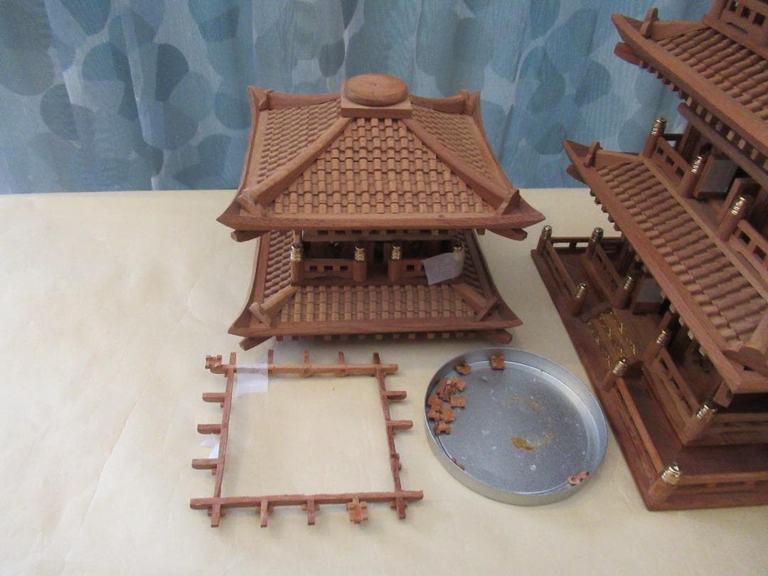 【修理品】五重塔模型　　大きさ：幅約２２×奥行２２×高さ６０ｃｍ　縮尺約１／５０