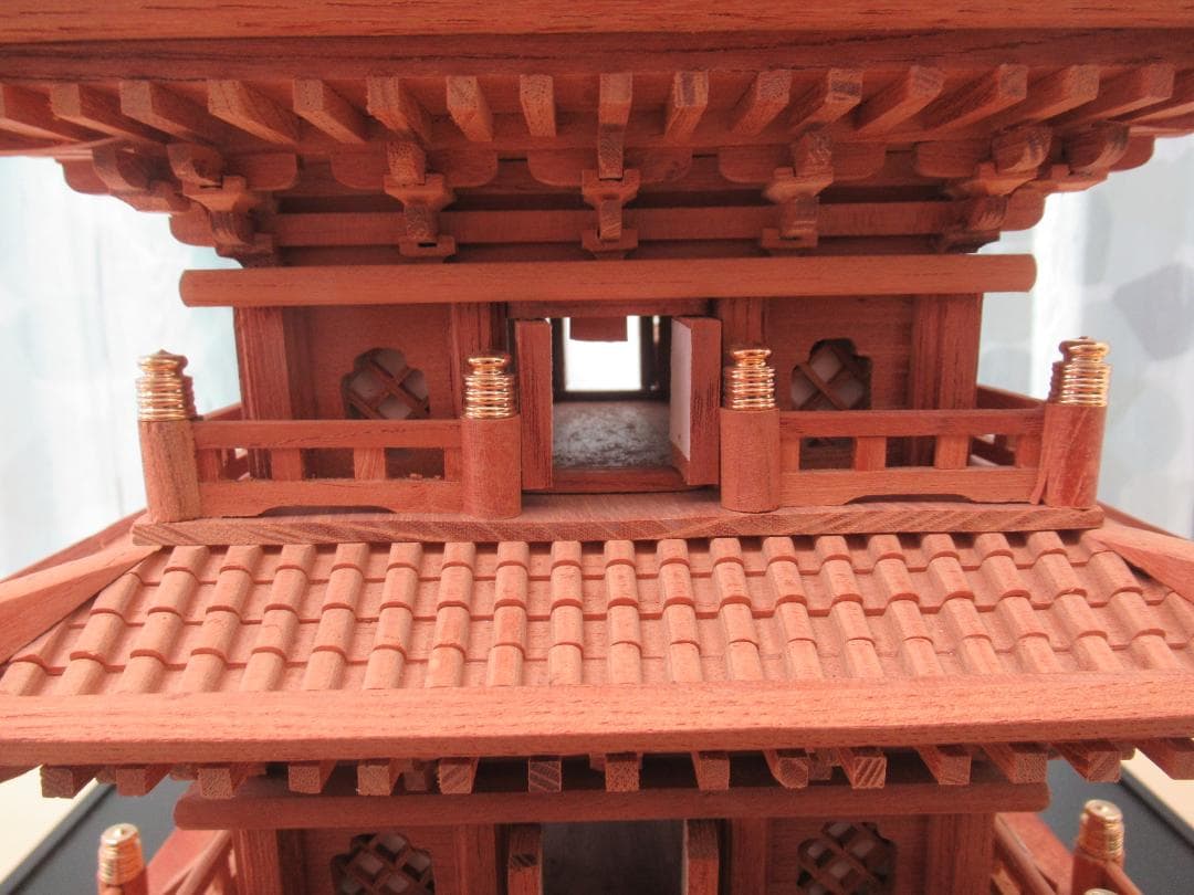 【修理品】五重塔模型　　大きさ：幅約２２×奥行２２×高さ６０ｃｍ　縮尺約１／５０