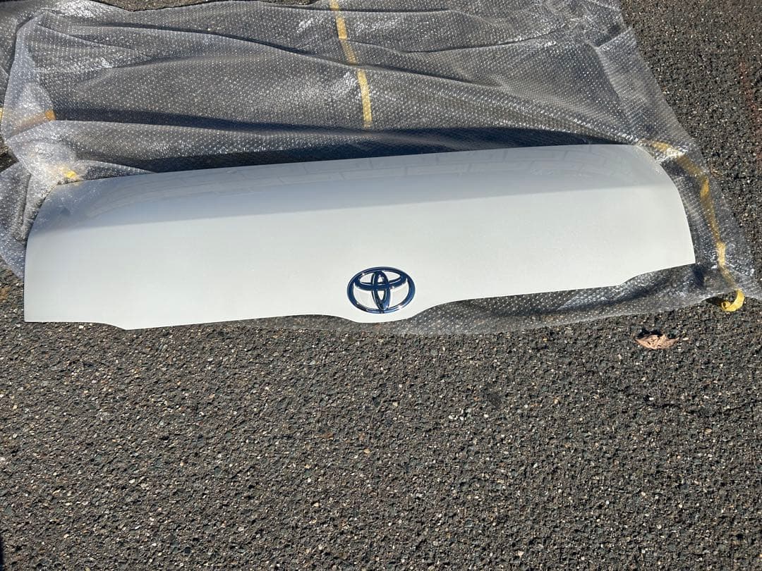 トヨタ 200系　ダークプライム　標準ボンネット