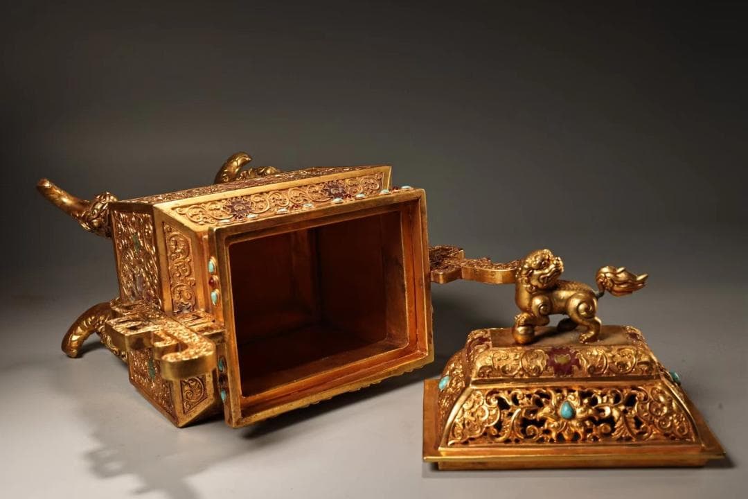 中国古美術・旧蔵鏨刻鎏金四角獅子蓋香炉・純銅细密彫・高浮彫・置物・瑞獣・木箱付き