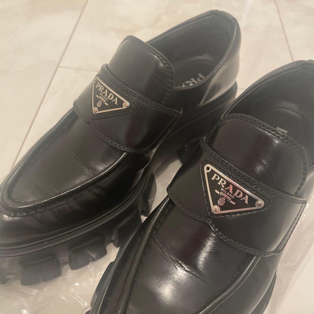 PRADA モノリス ブラッシュド レザー ポインテッド トゥ ローファー　36