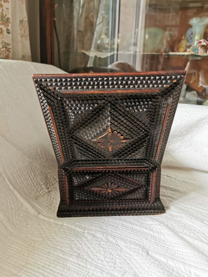 アンティーク 木製彫刻装飾トランプアート 蓋付き裁縫ボックス 内装総グリーン布張