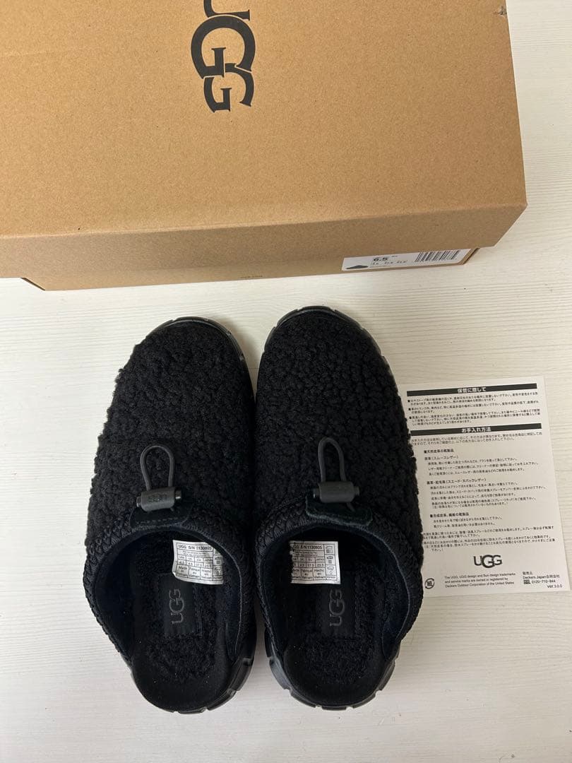 UGG ブラック フリース スリッポンサンダル 6.5