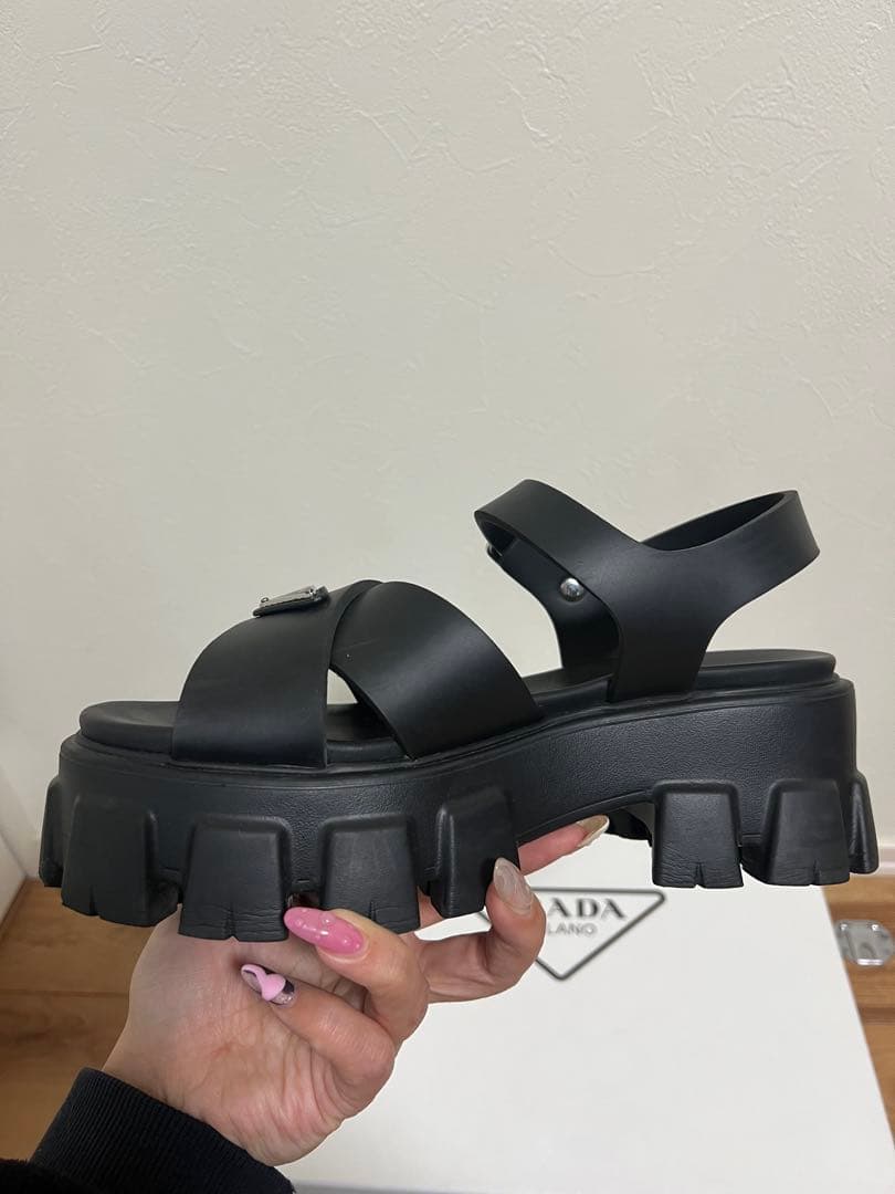 PRADA モノリス ラバーサンダル