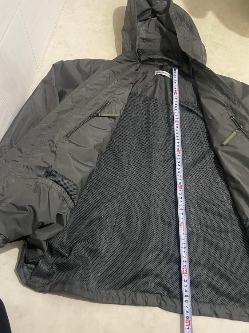 ISSEY MIYAKE MEN ダークグレーウィンドブレーカー