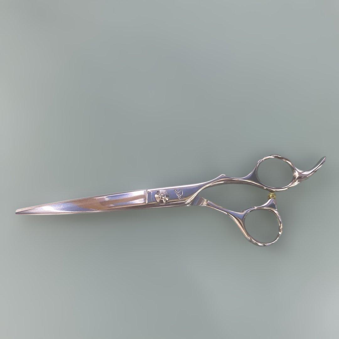 長さを感じさせない軽快さ一日中、疲れを忘れるオフセット設計 6,5インチシザー