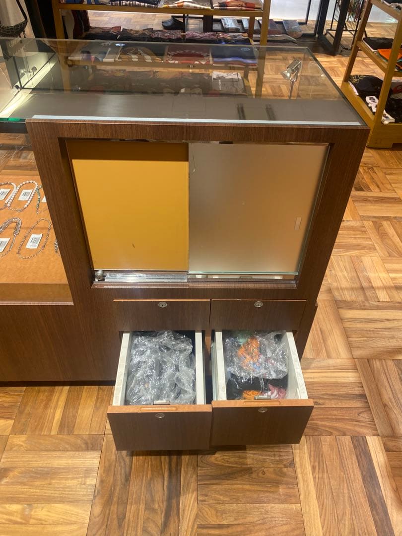 店舗で使用していたガラス什器2個セット