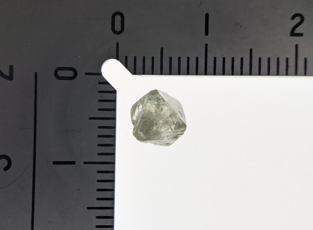 天然ダイヤモンド　八面体（トライゴン・蛍光アリ）　1.830カラット