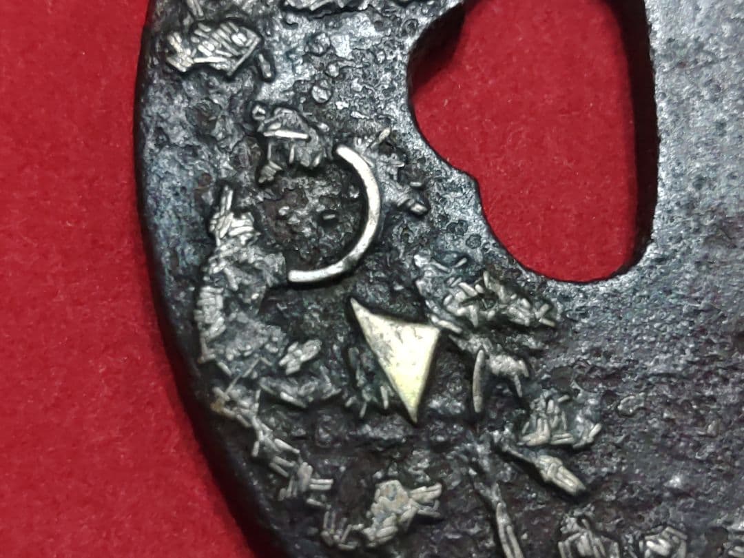 円形鍔　吹き寄せ象嵌　唐草模様　真鍮・銅象嵌　責金入　武具　ツバ　可愛い鍔　鉄製