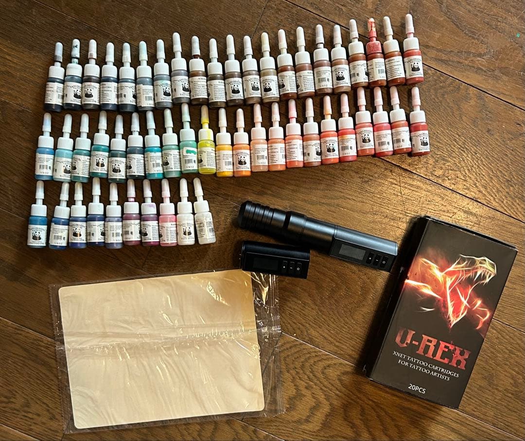 タトゥーマシン&ニードル&インク&人工皮膚1枚