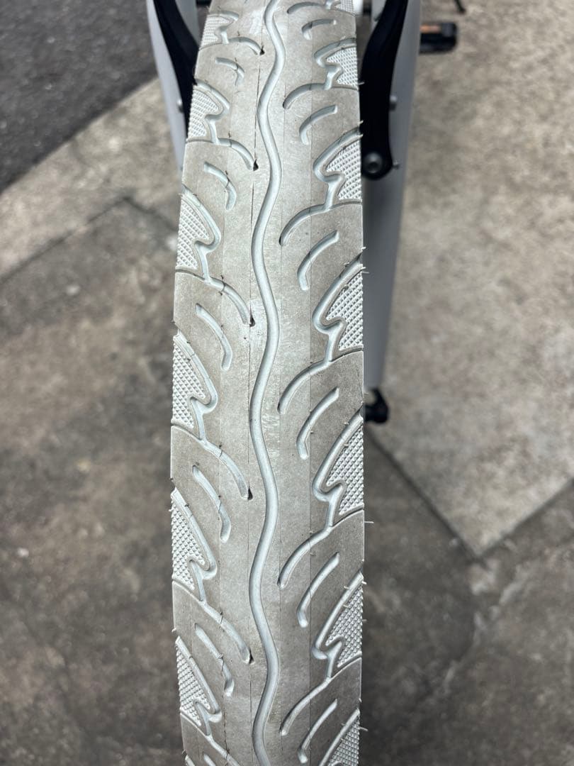 ホワイト クロスバイク 太タイヤ　おしゃれ自転車