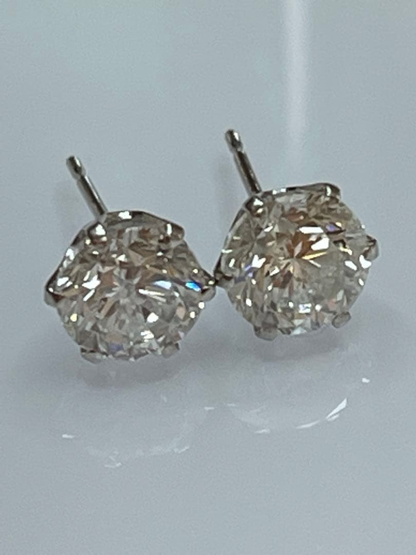 ダイヤピアス1.047ctと1.013ct