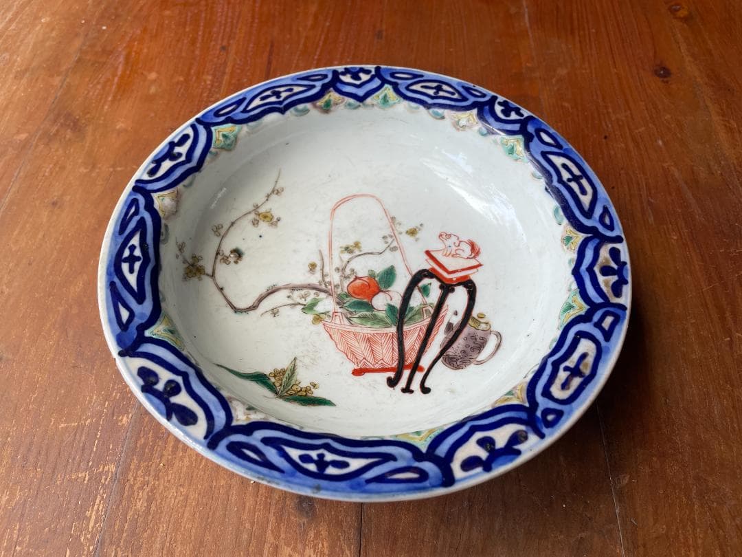 三つ足の古い伊万里焼　浅鉢　色絵