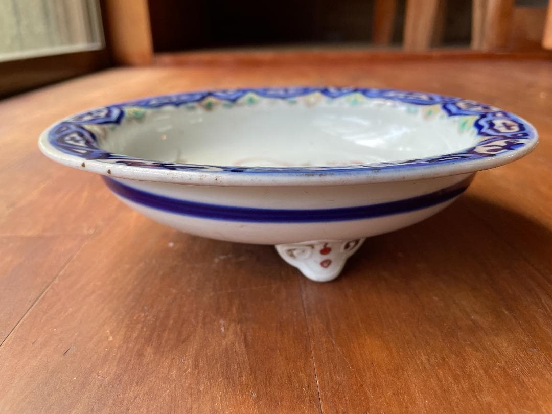 三つ足の古い伊万里焼　浅鉢　色絵