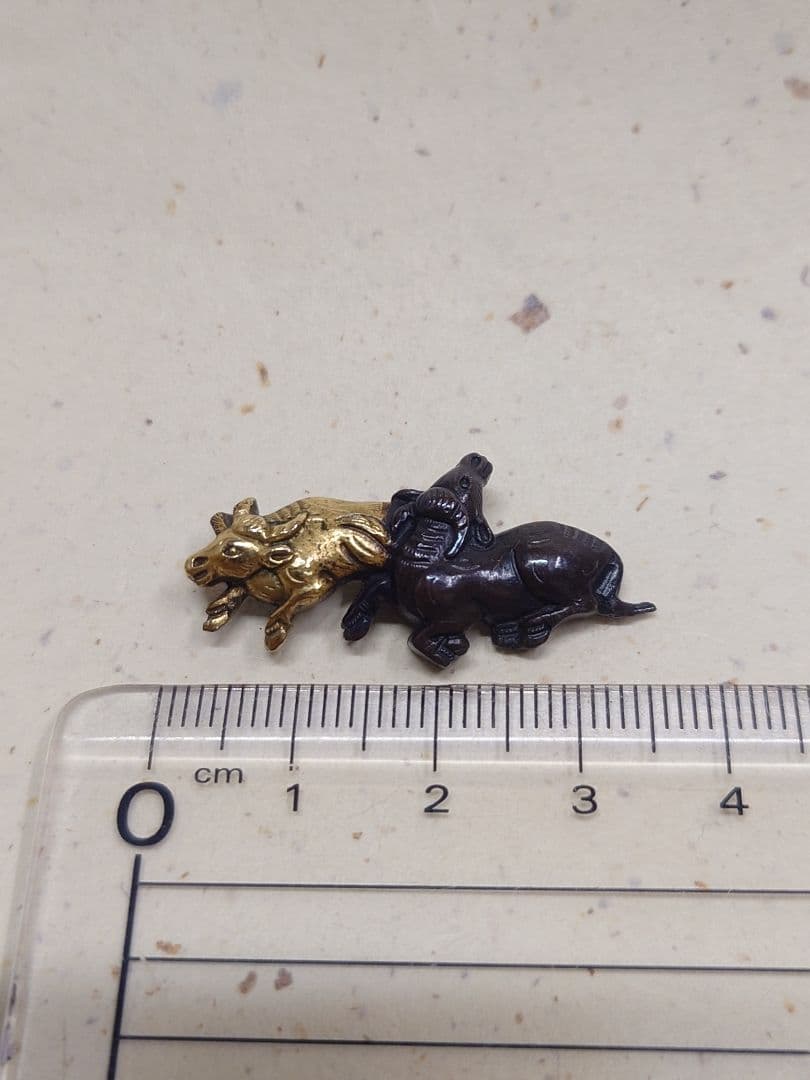 目貫、赤銅地に水牛二匹図