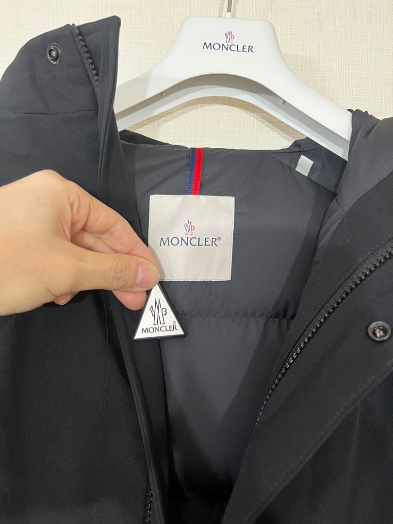 H*K様 定価45万25aw現行Livradois ミドル丈ダウンモンクレール