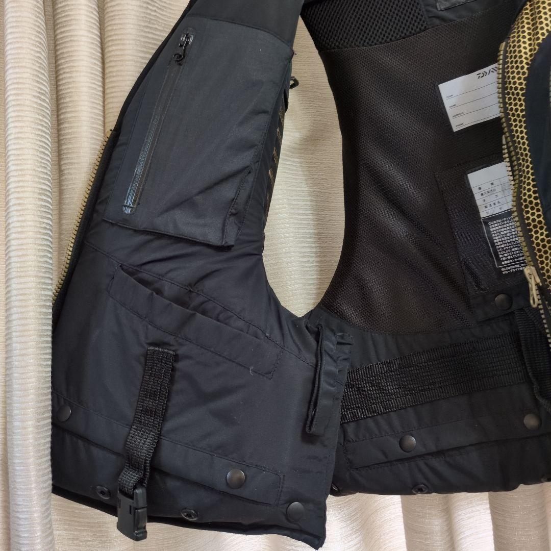 Daiwa Tournament ライフジャケットM 黒/金ダイワ　トーナメント