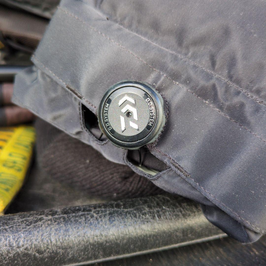 Daiwa Tournament ライフジャケットM 黒/金ダイワ　トーナメント