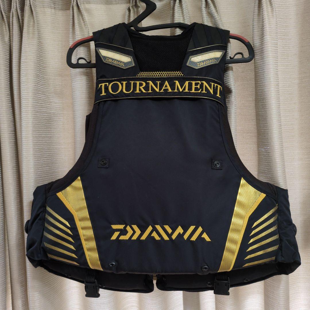 Daiwa Tournament ライフジャケットM 黒/金ダイワ　トーナメント
