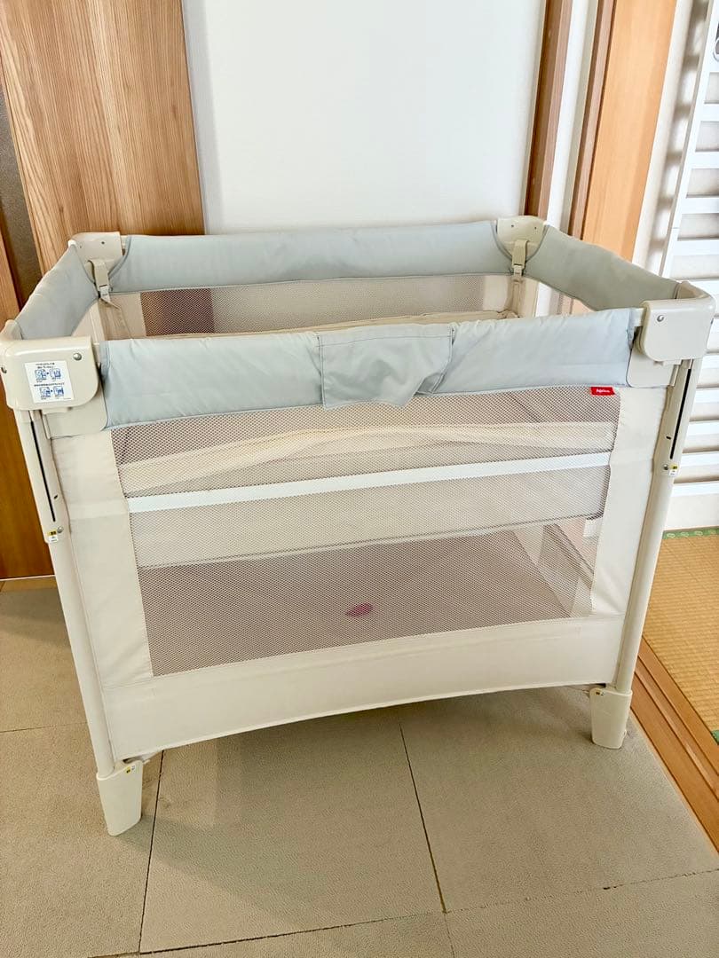 【美品】アップリカ ココネルエアープラス　ベビーベッド　ホワイトグレー
