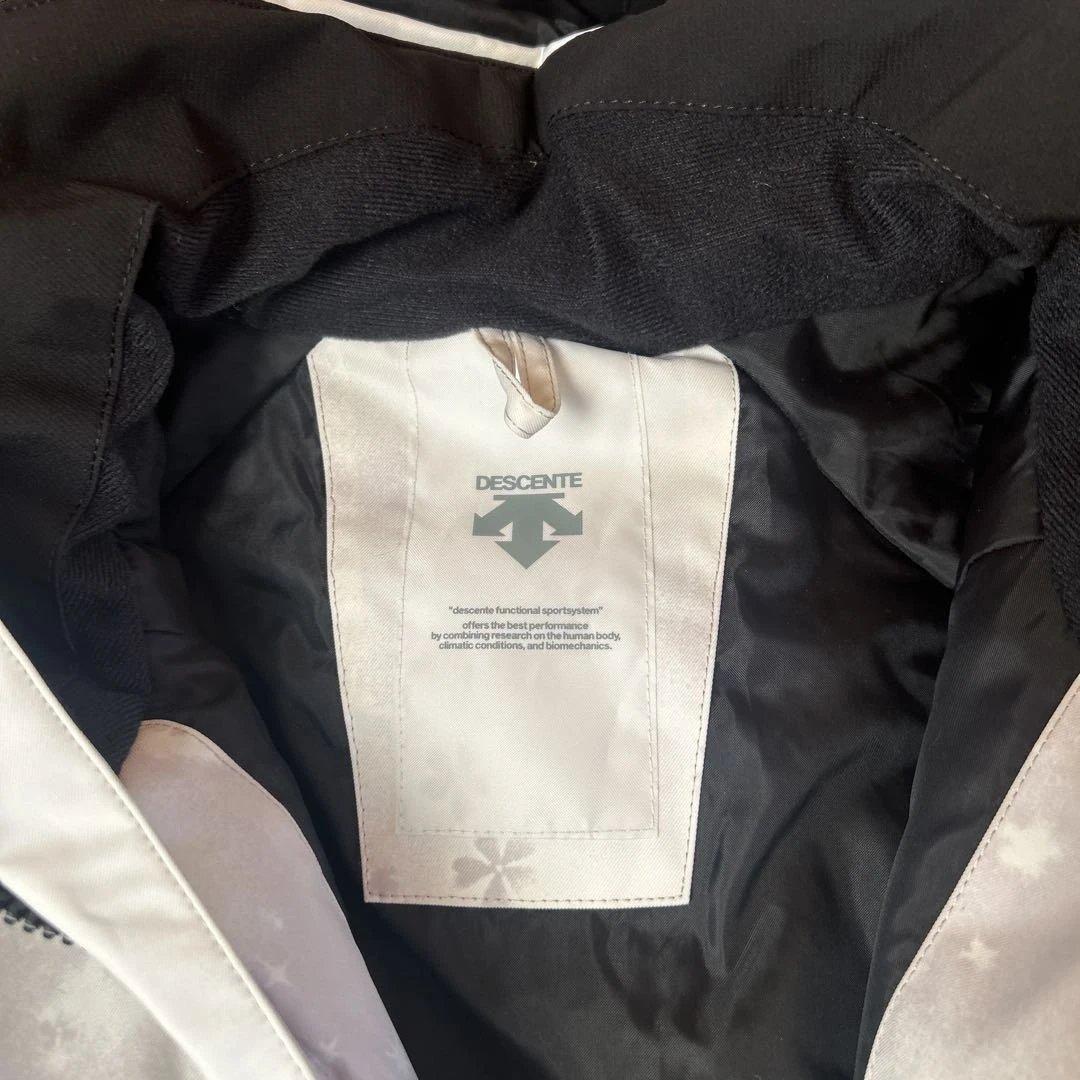 Descente ホワイト花柄スキーウェア（女性用）