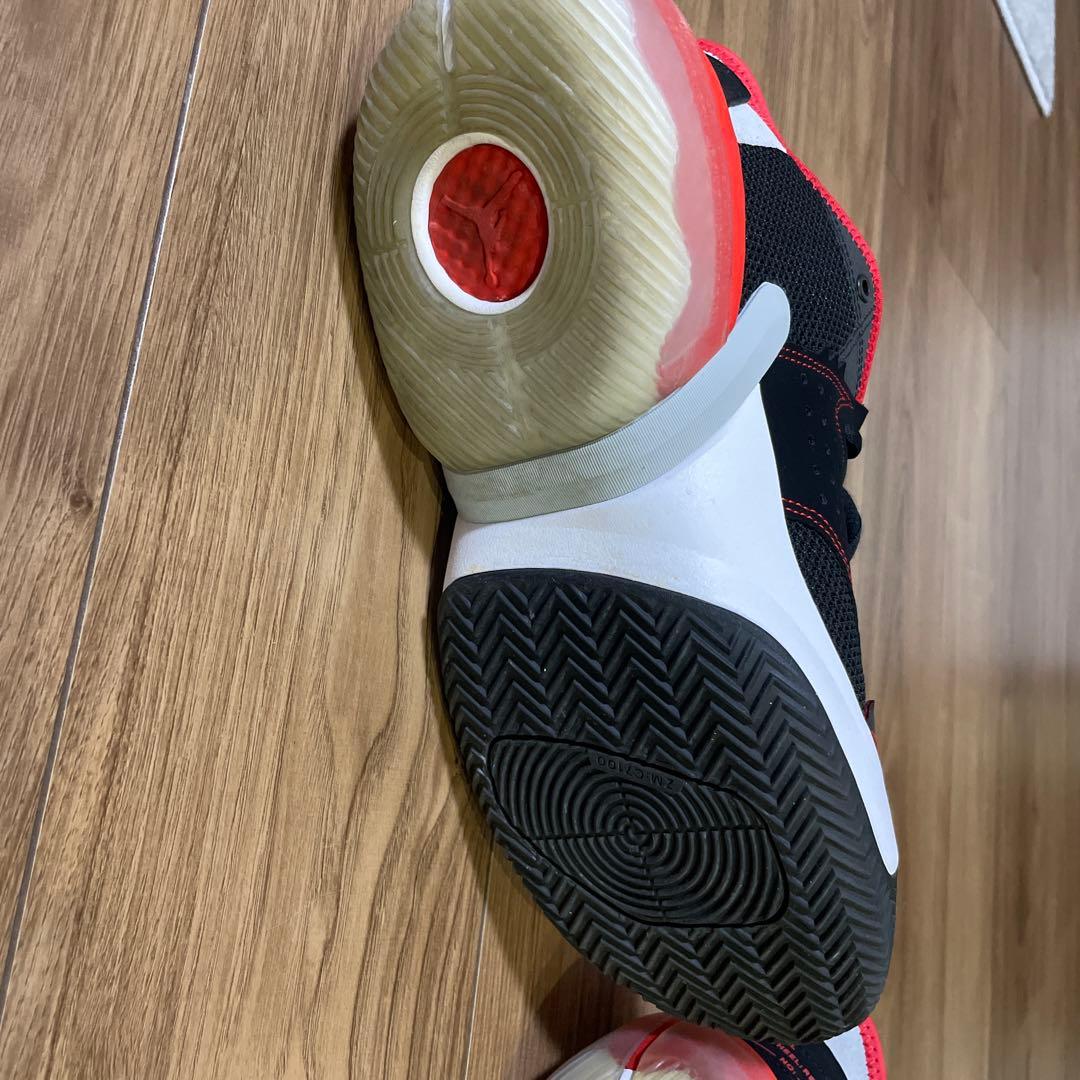 バスケットボールシューズ 黒/赤ジョーダン