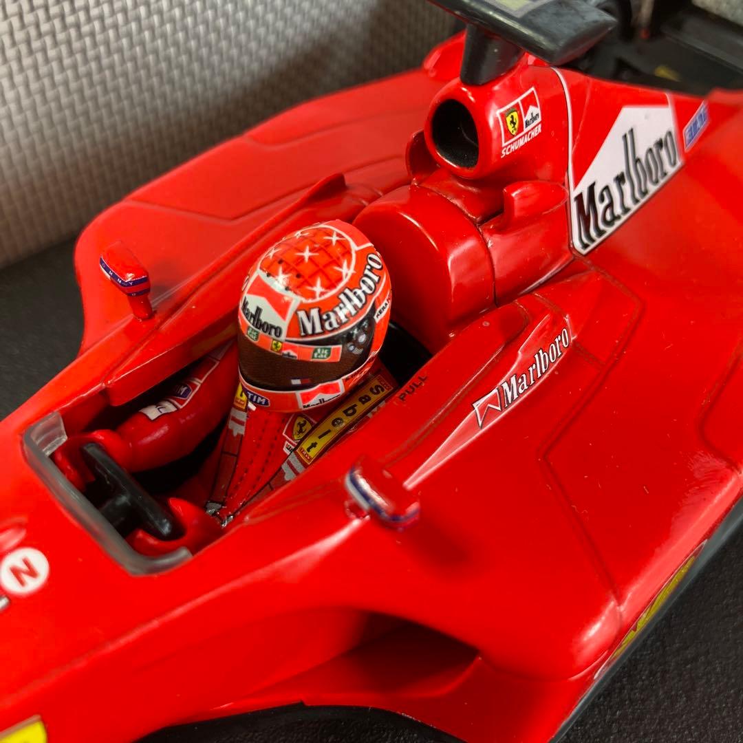 ホットウィール1/18 フェラーリ F2001 Mシューマッハ マルボロカスタム