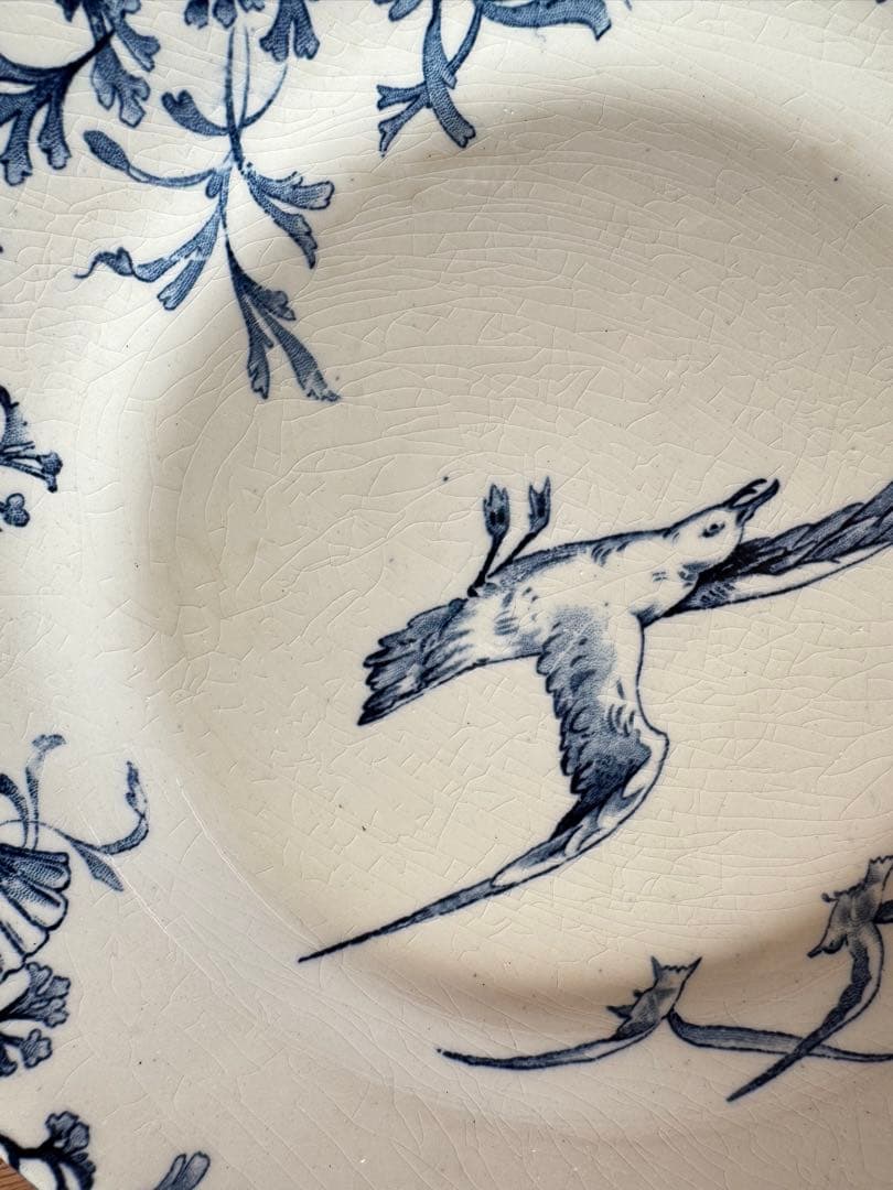 アンティーク　青い鳥と植物の模様の陶器皿