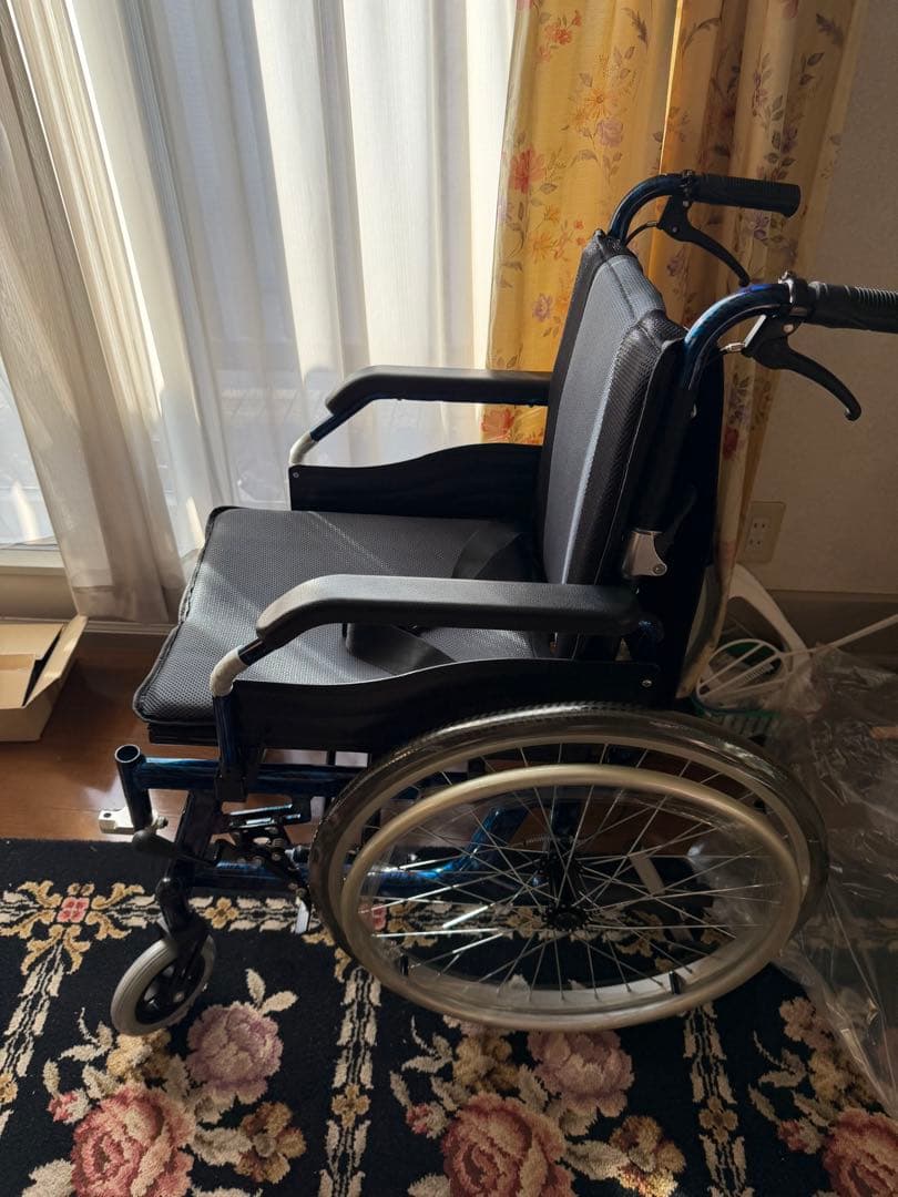 未使用　自走用　車椅子 背張調整　安全ベルト付き　引き取り限定