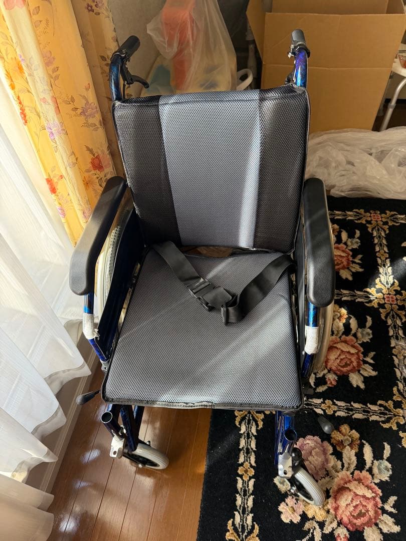 未使用　自走用　車椅子 背張調整　安全ベルト付き　引き取り限定
