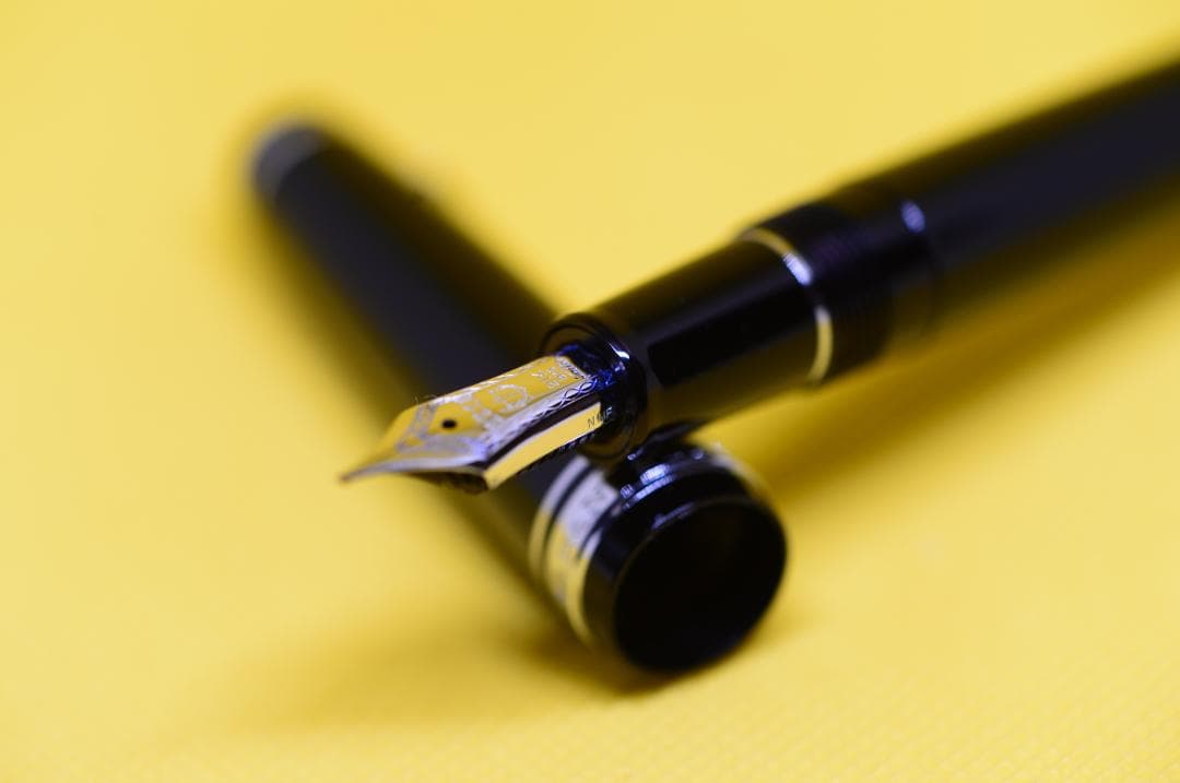 セーラー万年筆　プロフェッショナルギア　長刀研ぎ　中細字　(N-MF)