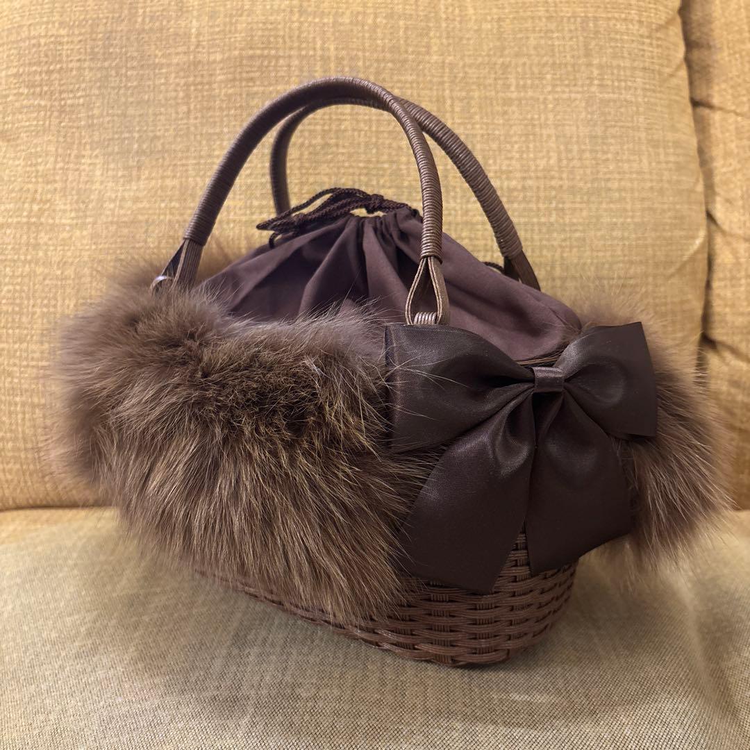 たかちゃんクラフトバンドのファー付きかごバッグと椿の花