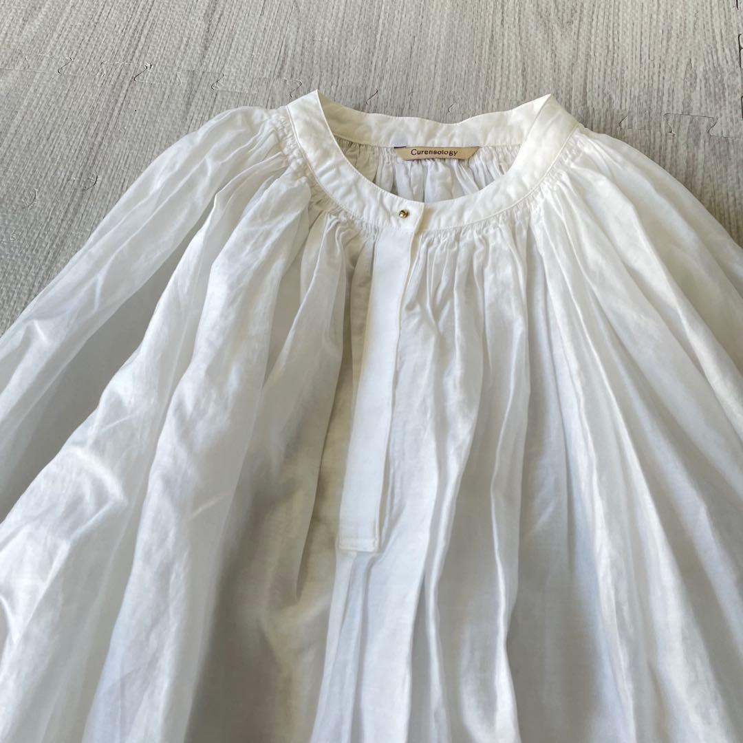 カレンソロジー　ギャザーボリュームブラウス　ボリュームスリーブ　白