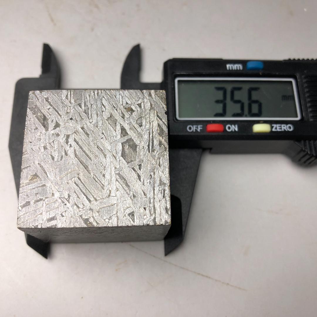 ノアエルアルタイ隕石　メテオライト 立方体　 鉄隕石　美品　重さ342ｇ