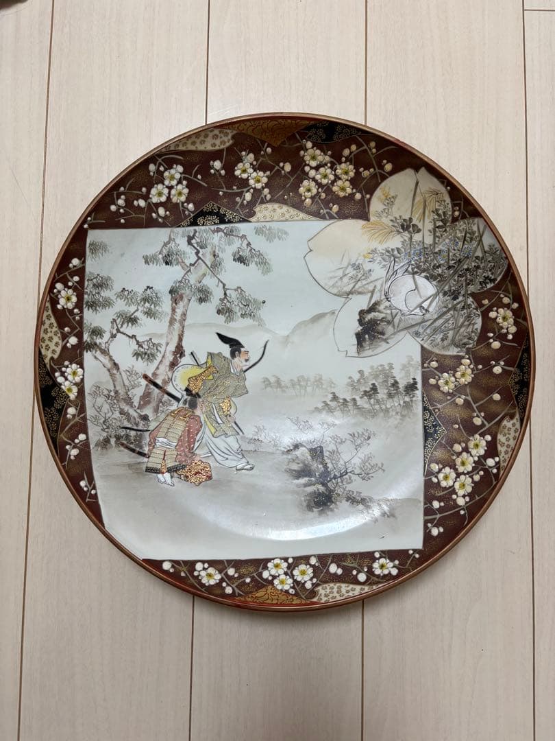 九谷焼 金彩飾の大皿　和装人物画／梅花文様／裏銘有り