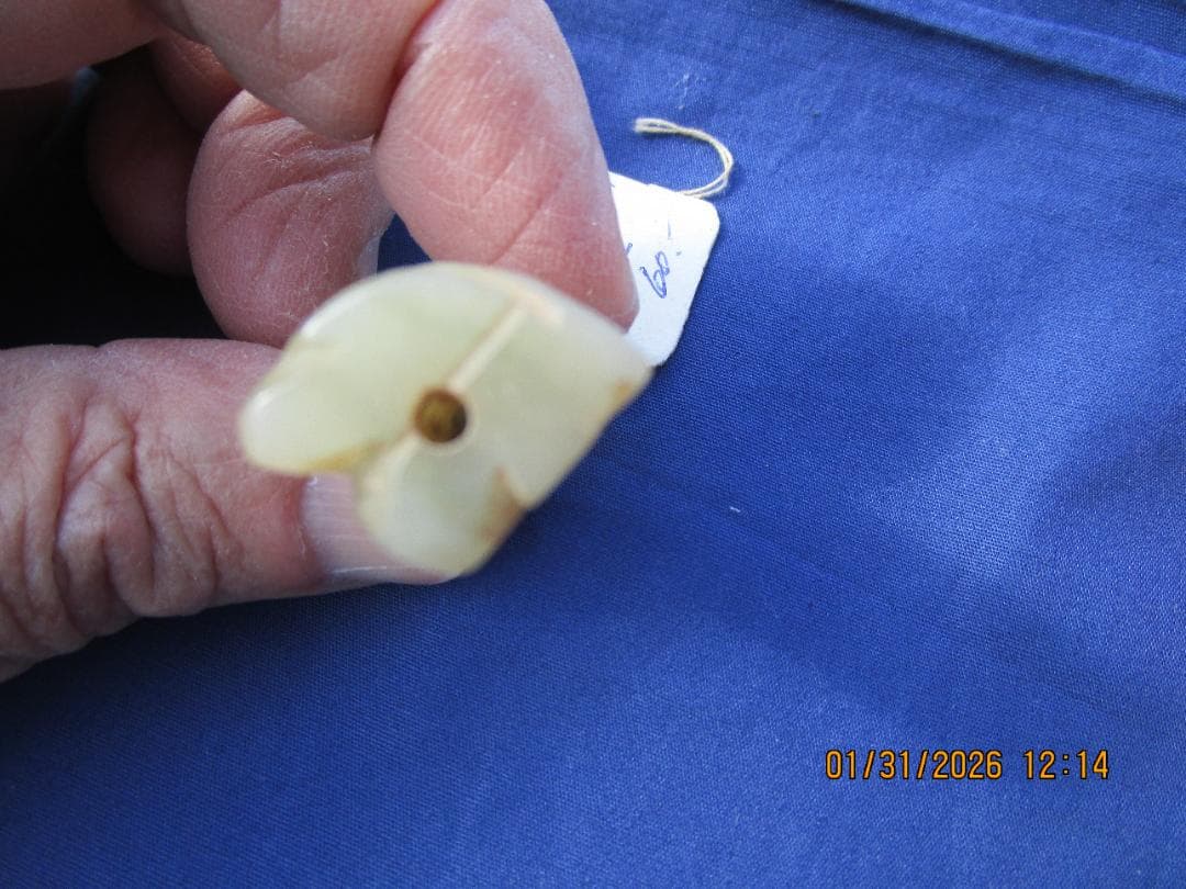 中国　玉　石細工　彫り物　根付　当時の札付き　翡翠【?】 工芸品　細工物　1個