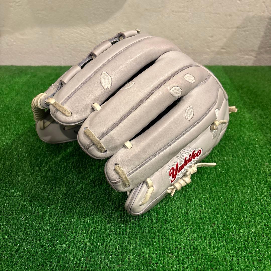 上野由岐子投手 プロ支給品 実使用グローブ ビックカメラ高崎 直筆サイン入り