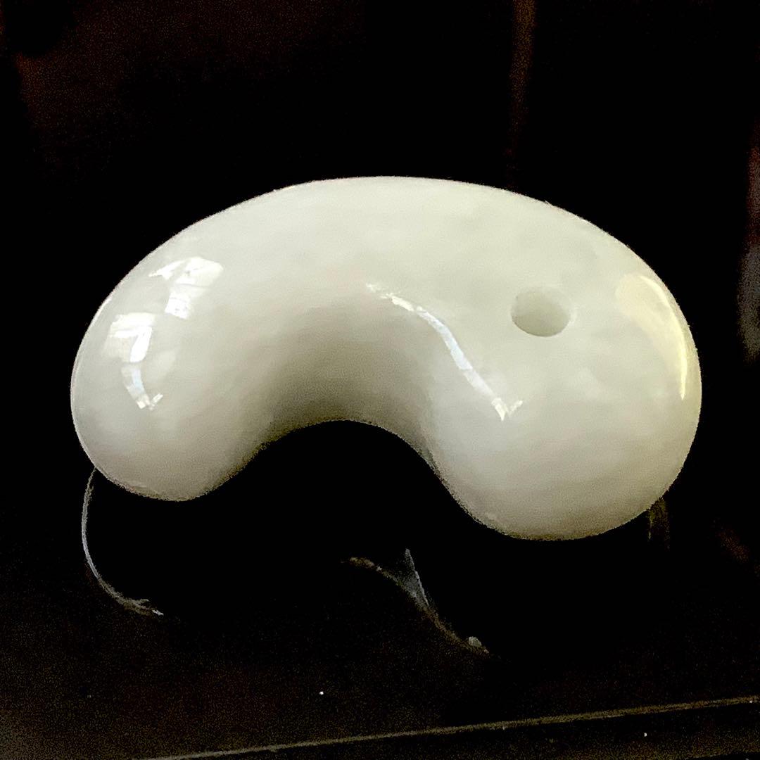 ✳️糸魚川翡翠勾玉の最高峰　アイスジェード‼️ 本物の肌目を　縁起物　鑑定鑑別…