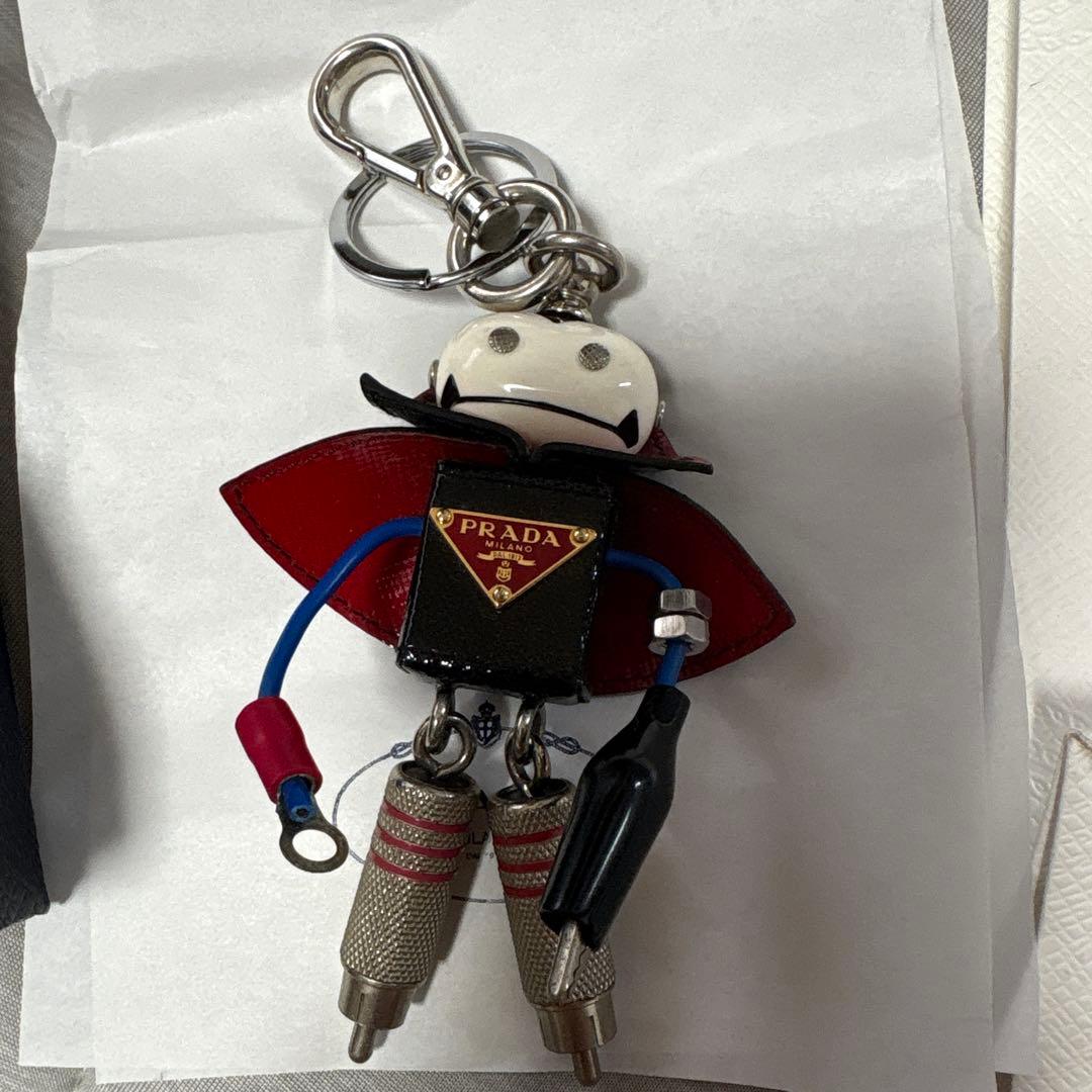 プラダ キーリング サフィアーノ ドラキュラ ロボット トリック 三角ロゴ