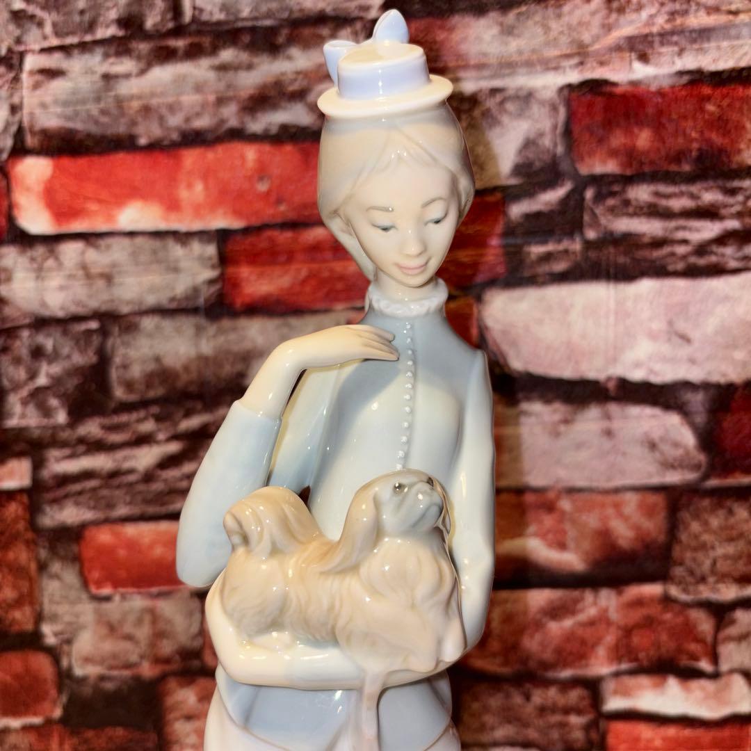 リヤドロ　犬を抱く貴婦人