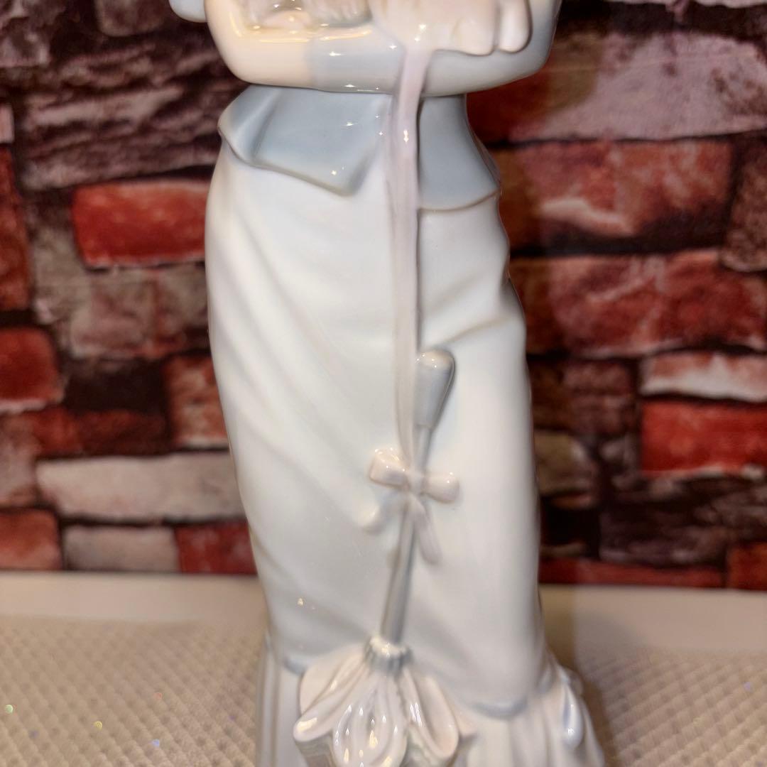 リヤドロ　犬を抱く貴婦人