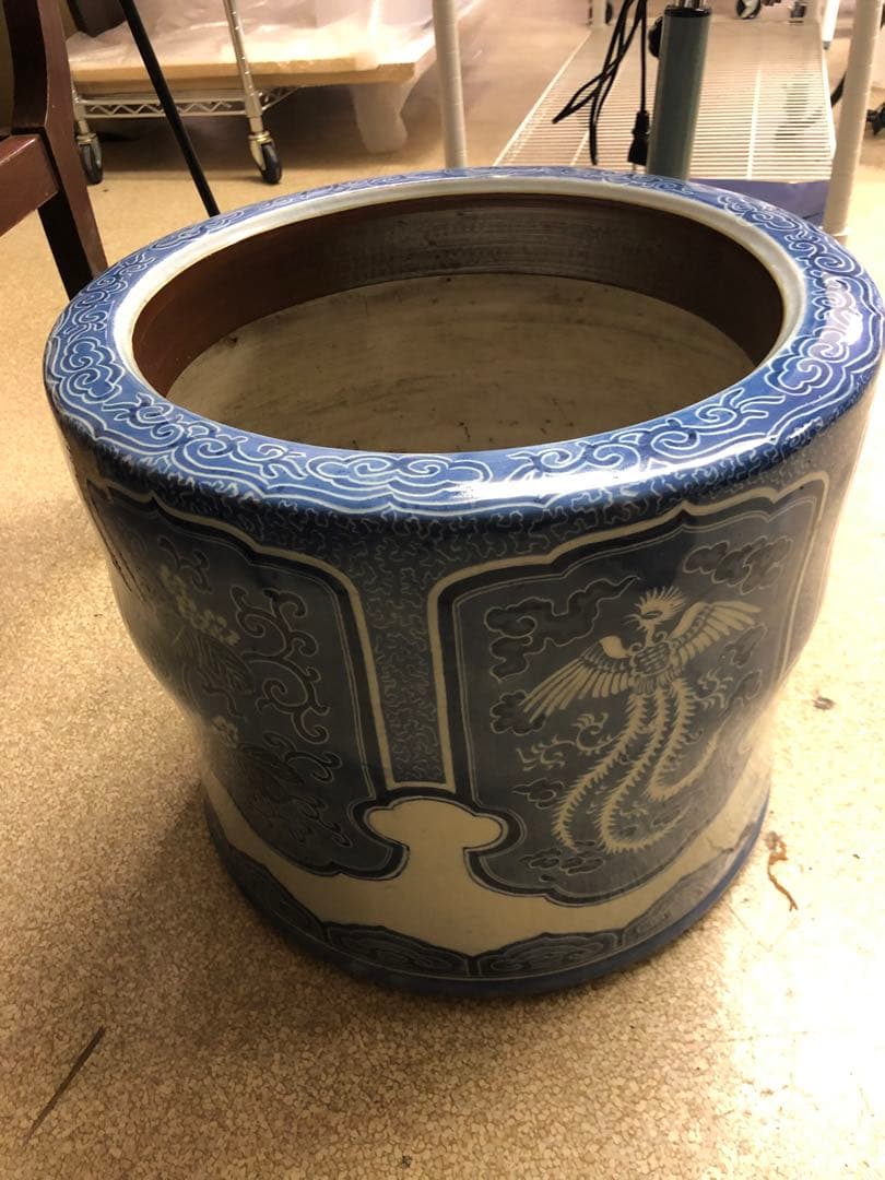 水弾きの技法を使った希少品　伊万里火鉢