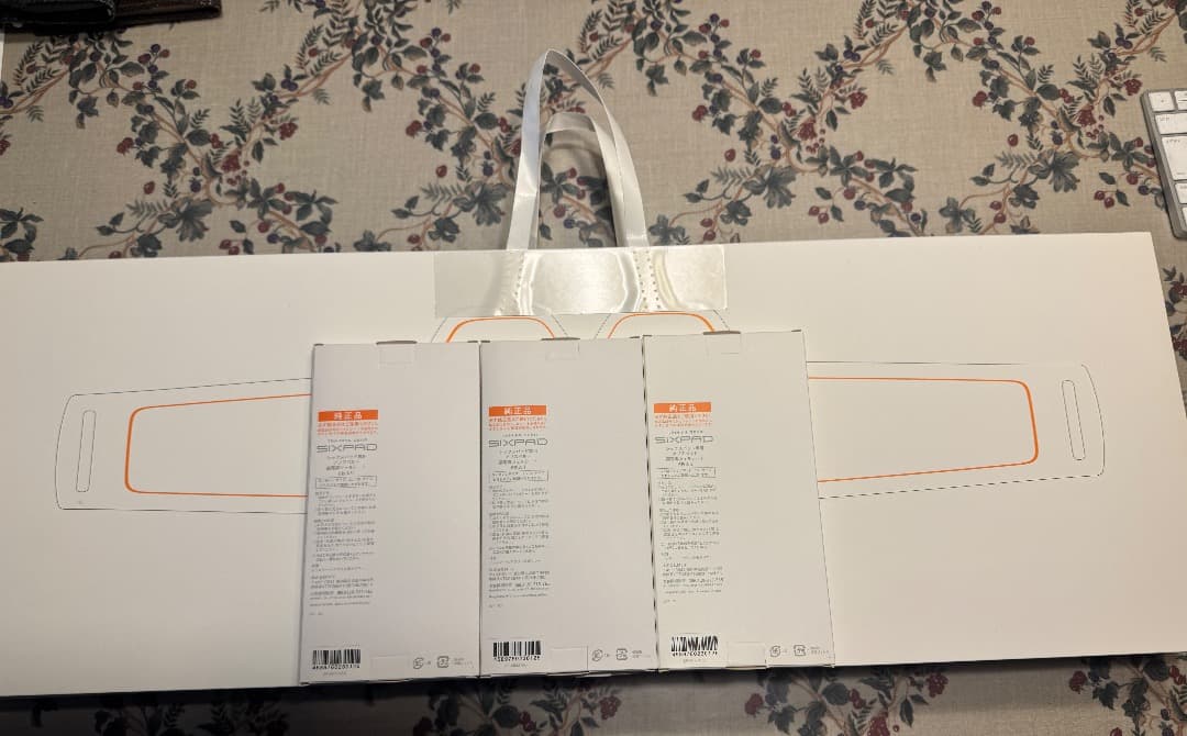 SIXPAD アブズベルト+純正アブズベルトジェル未使用３個をつけてのセットです