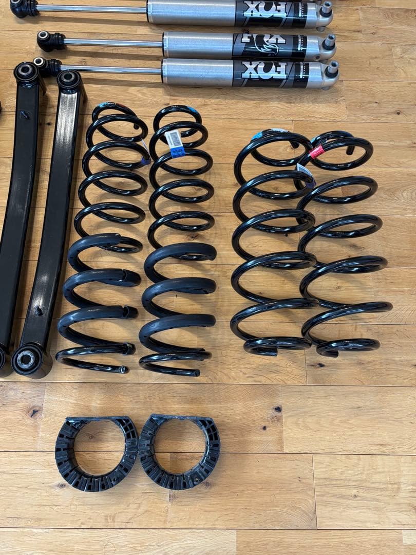 ゆっぴーラングラーJL2.0右　モパー純正2インチリフトアップキットFOX