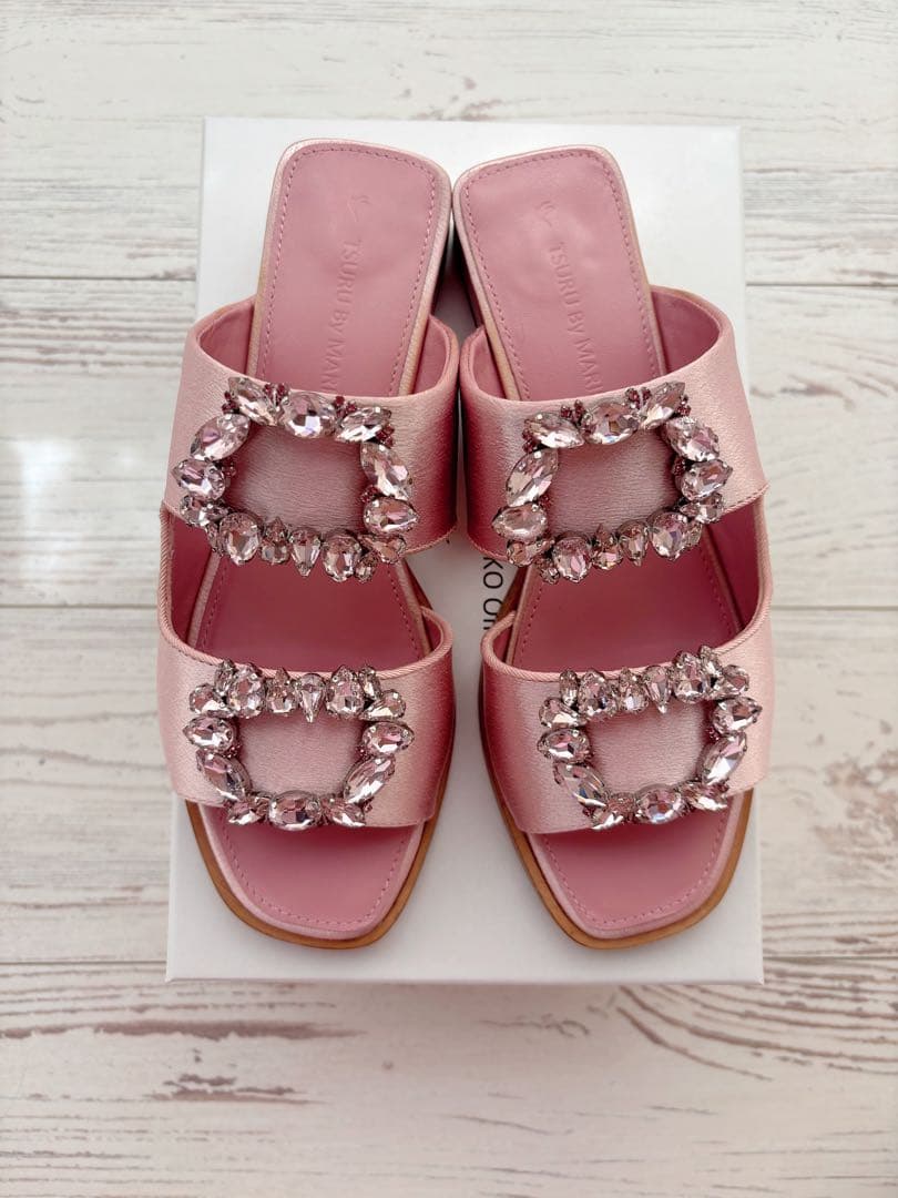 ツルバイマリコオイカワ　ビジュー バックルサンダル　ピンク