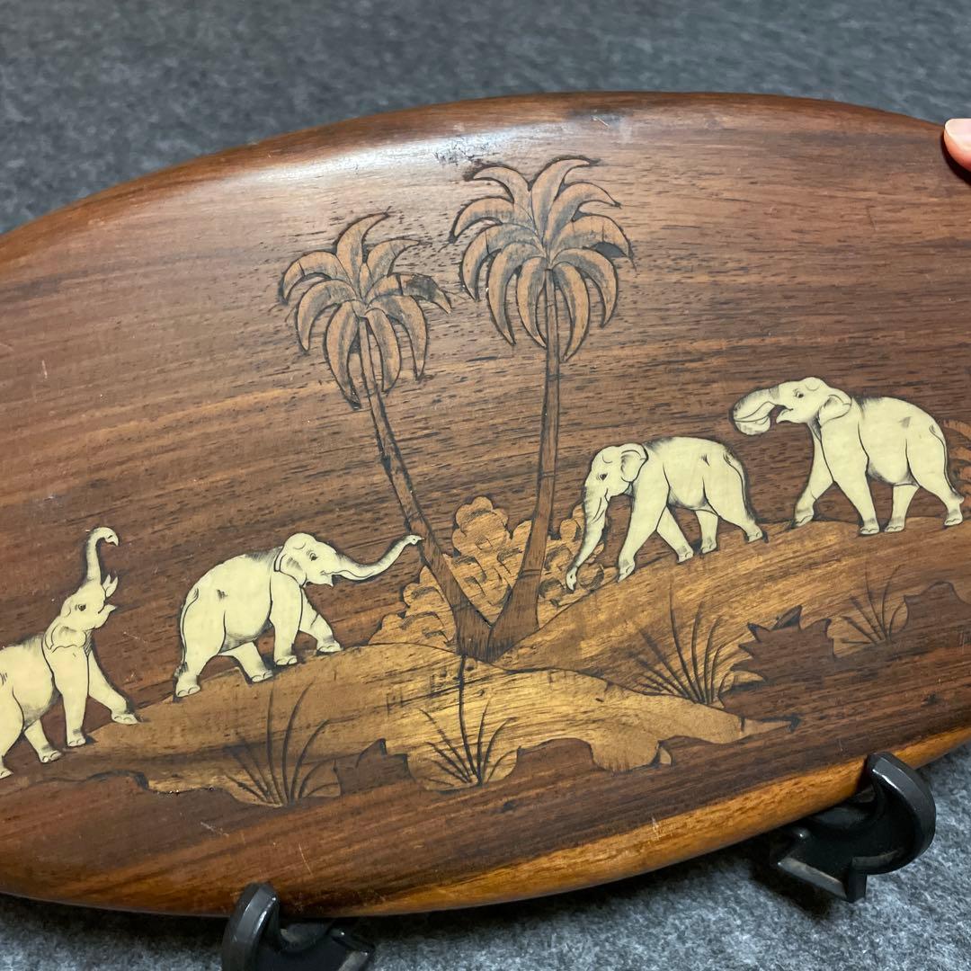 インドネシア　木製象彫刻楕円形プレート　飾り立て付き