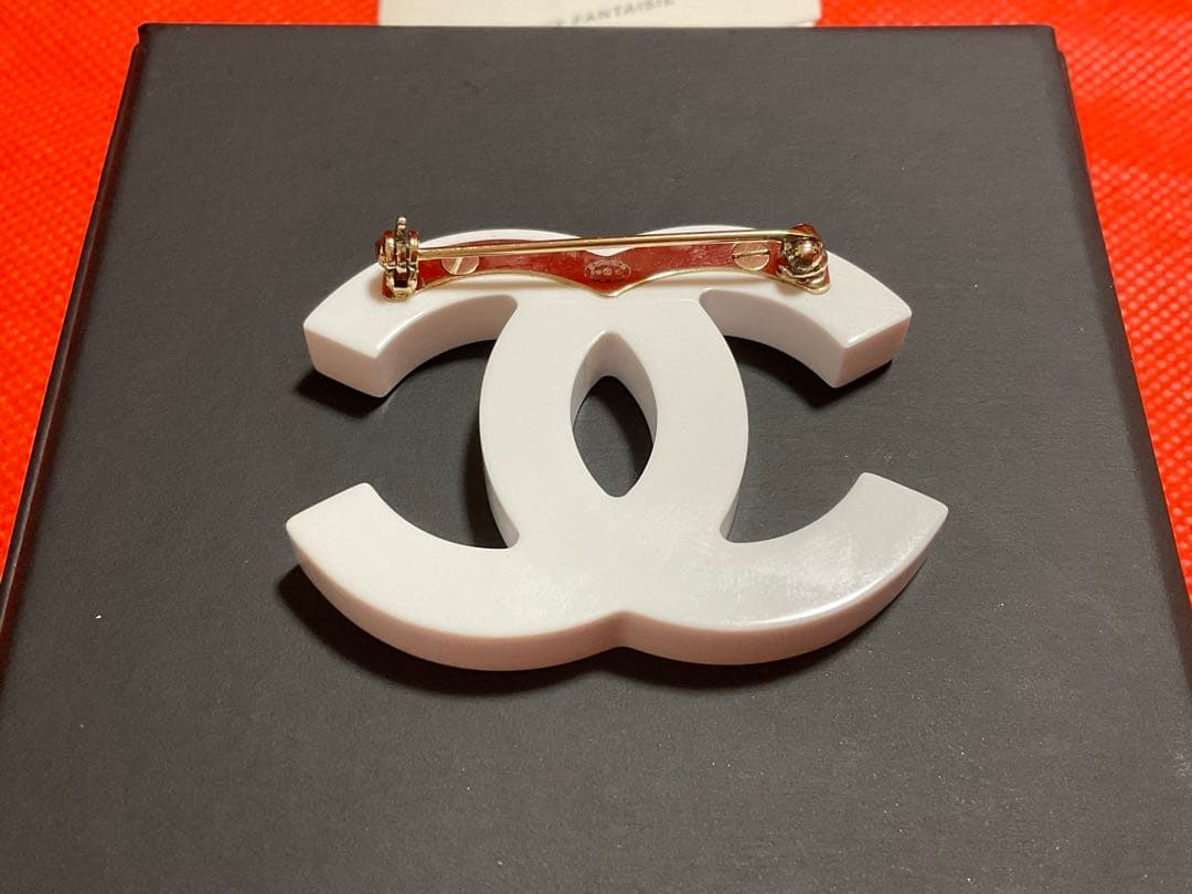 CHANEL ホワイト クリスタルブローチ