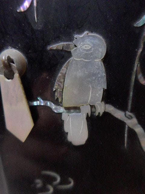 黒漆の象嵌の入った小引き出しです。韓国製です