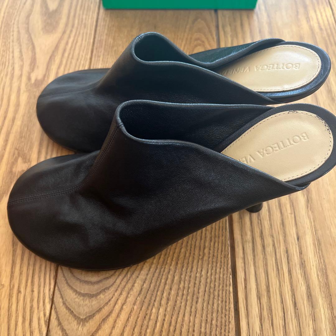 新品未使用！Bottega Veneta ブラック レザー ミュール 37